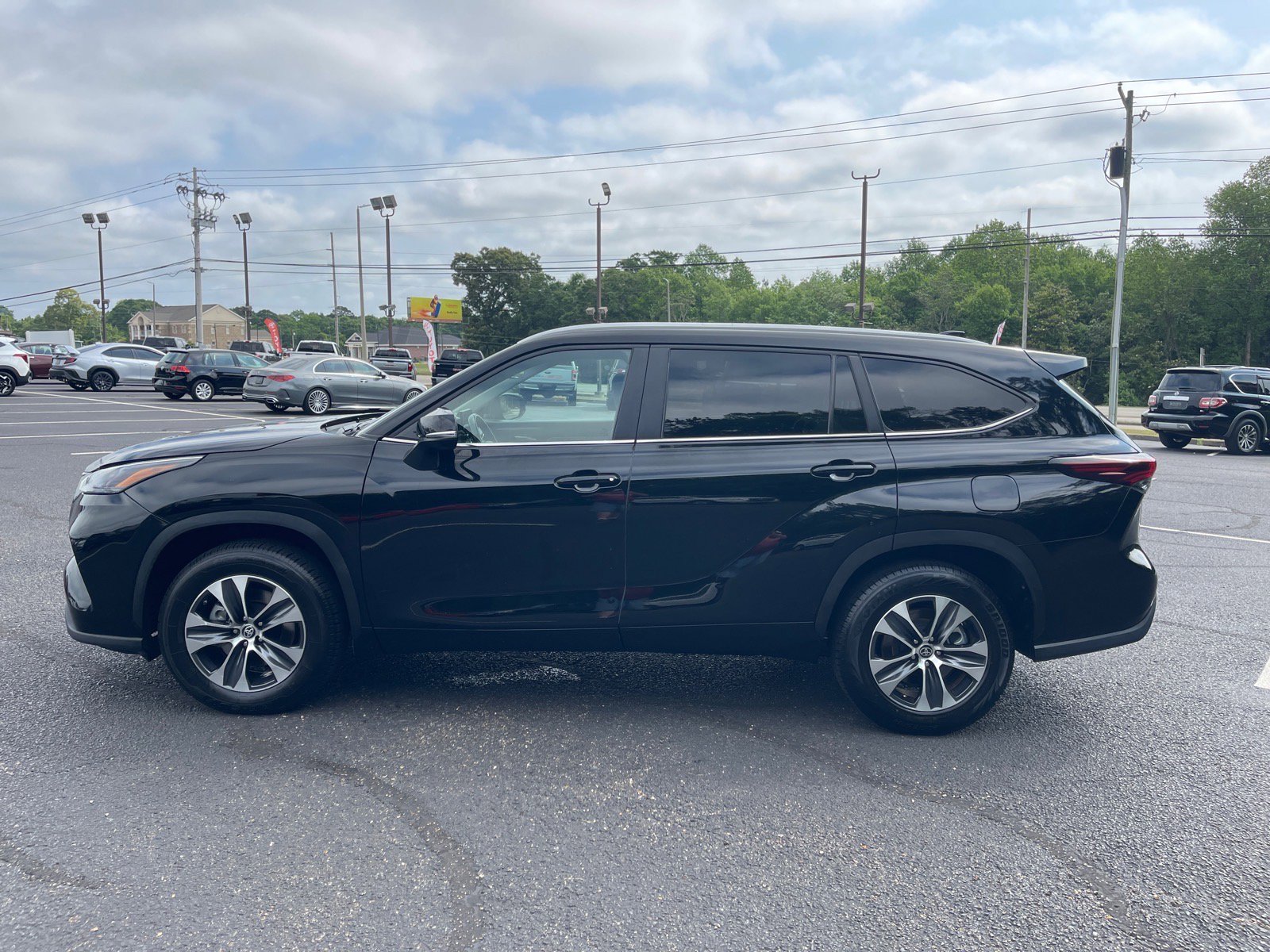 Used 2024 Toyota Highlander XLE FWD image 13