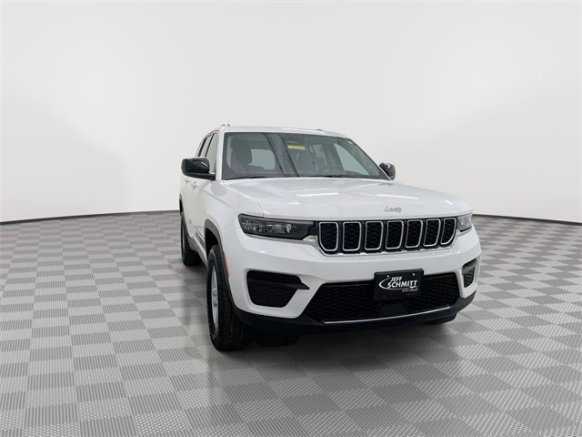 Used 2024 Jeep Grand Cherokee Laredo image 3