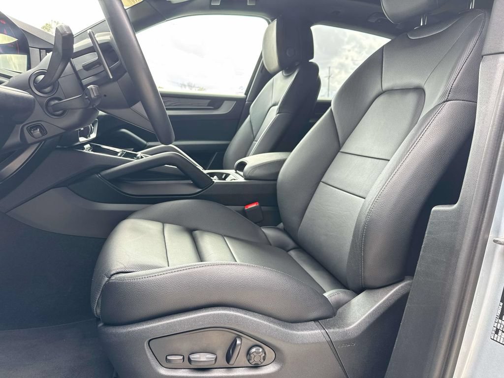 Certified 2025 Porsche Cayenne AWD/4WD image 5