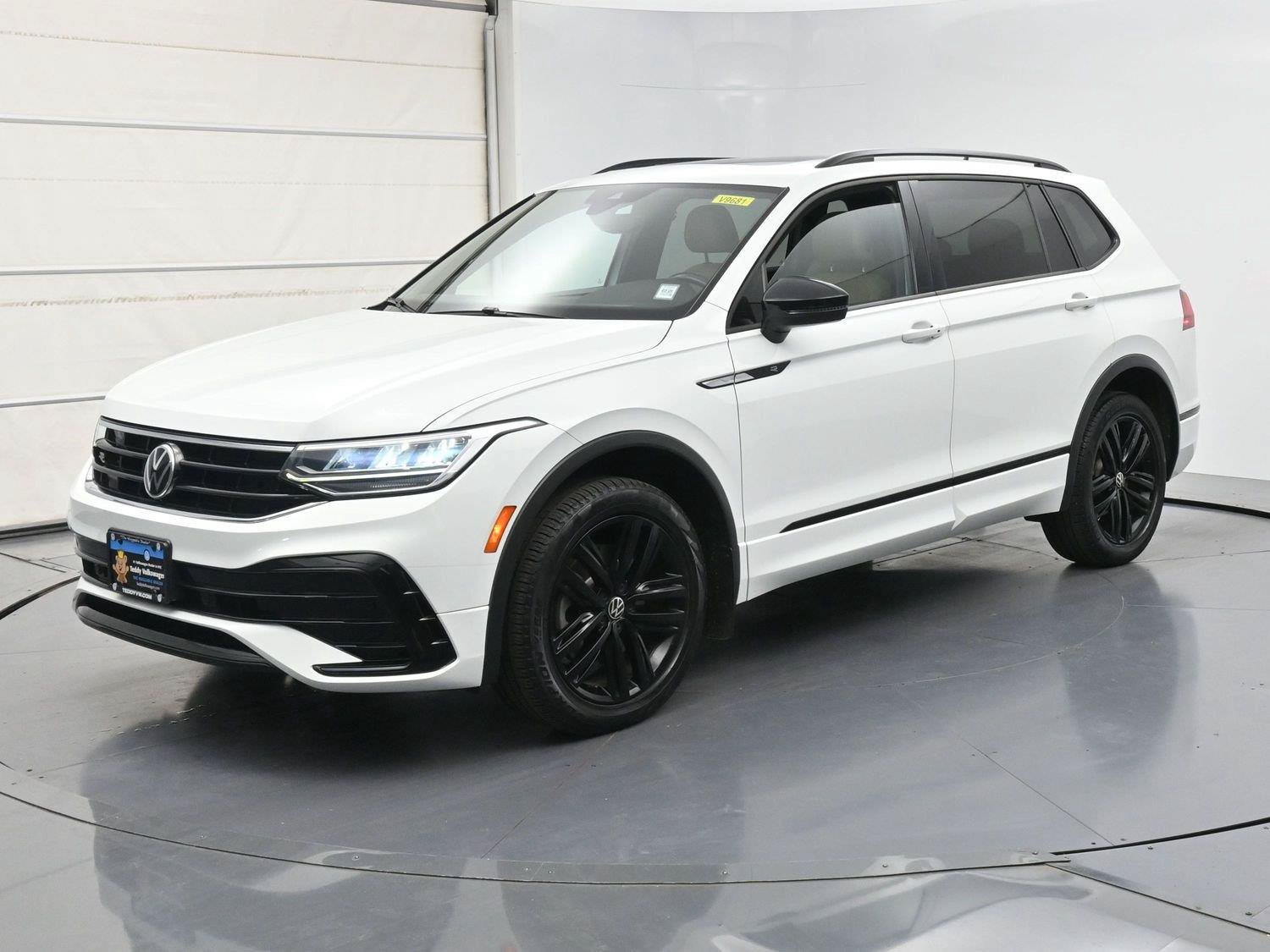 Used 2022 Volkswagen Tiguan SE R-Line AWD/4WD image 1
