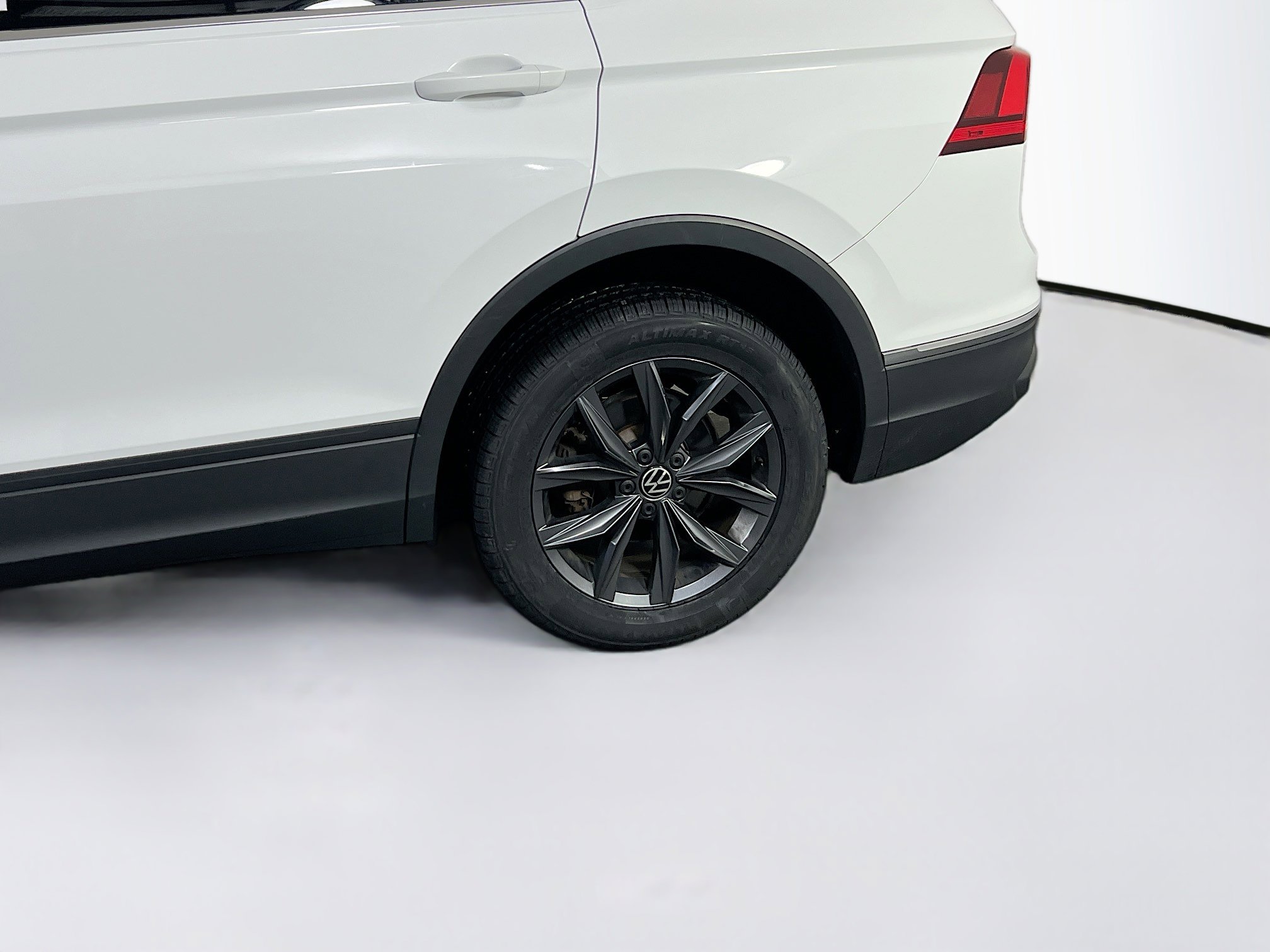 Used 2022 Volkswagen Tiguan SE image 29