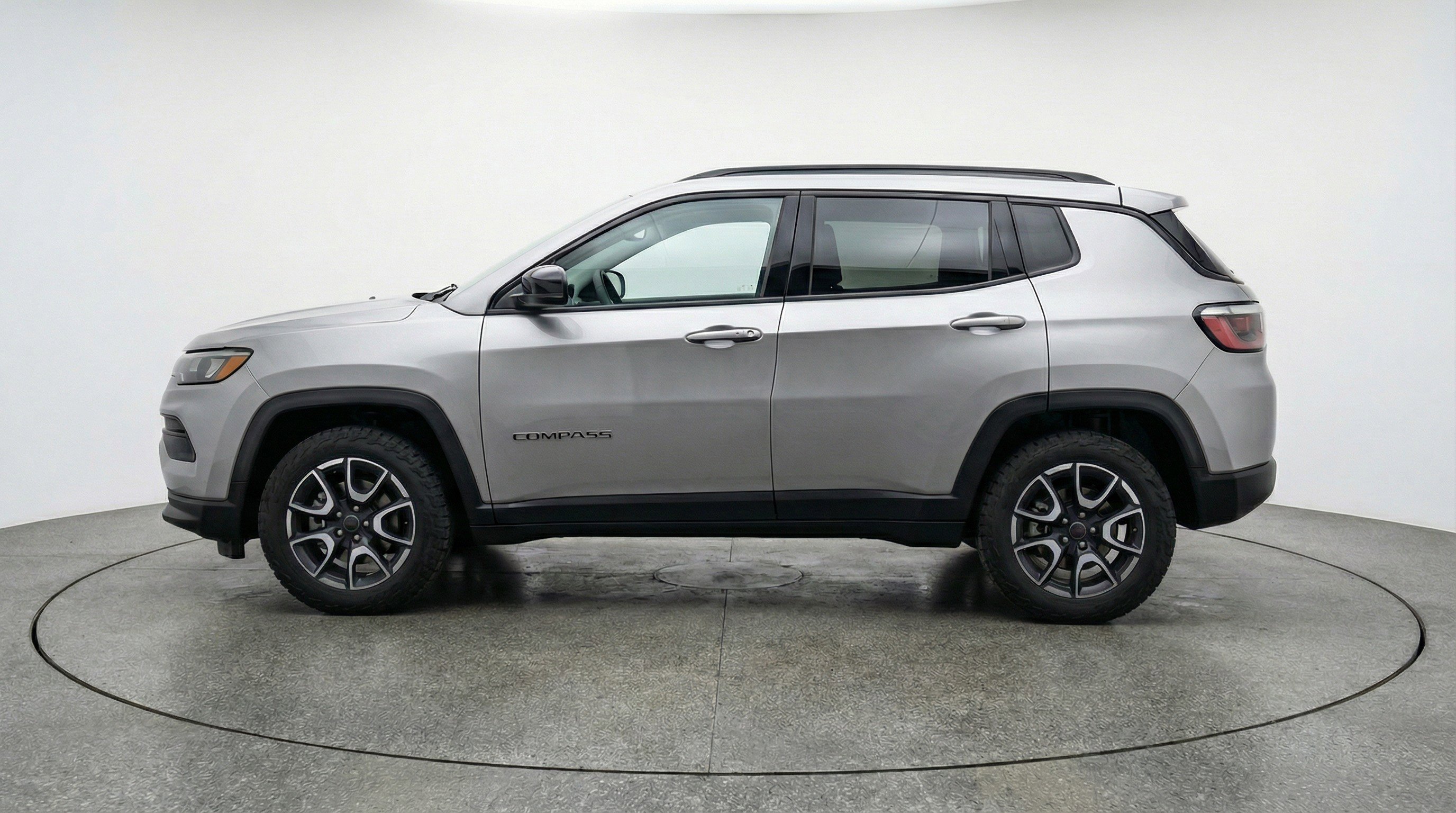 Used 2025 Jeep Compass Trailhawk image 5