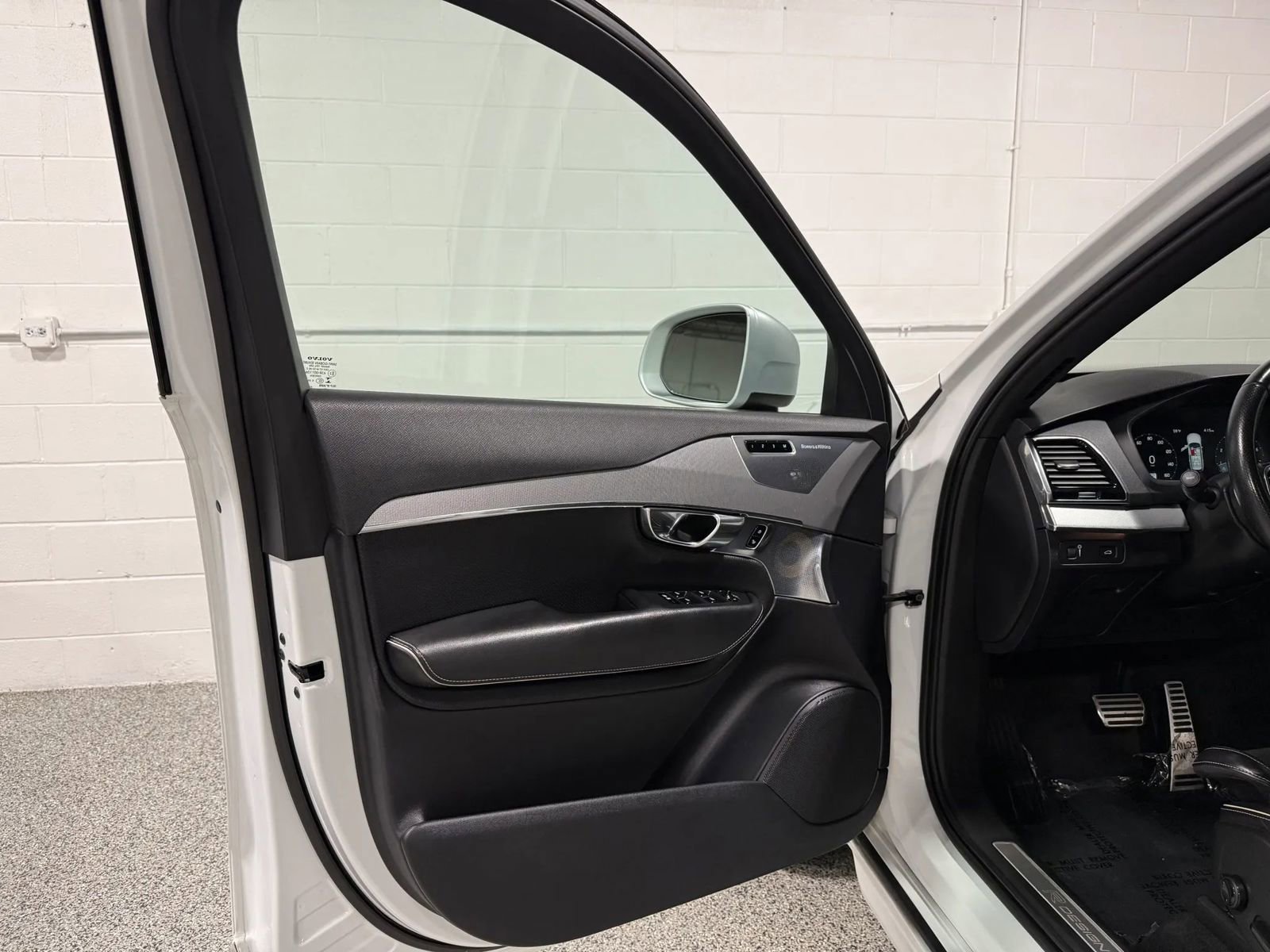 Used 2017 Volvo XC90 T6 R-Design w/ Vision Package AWD/4WD image 10
