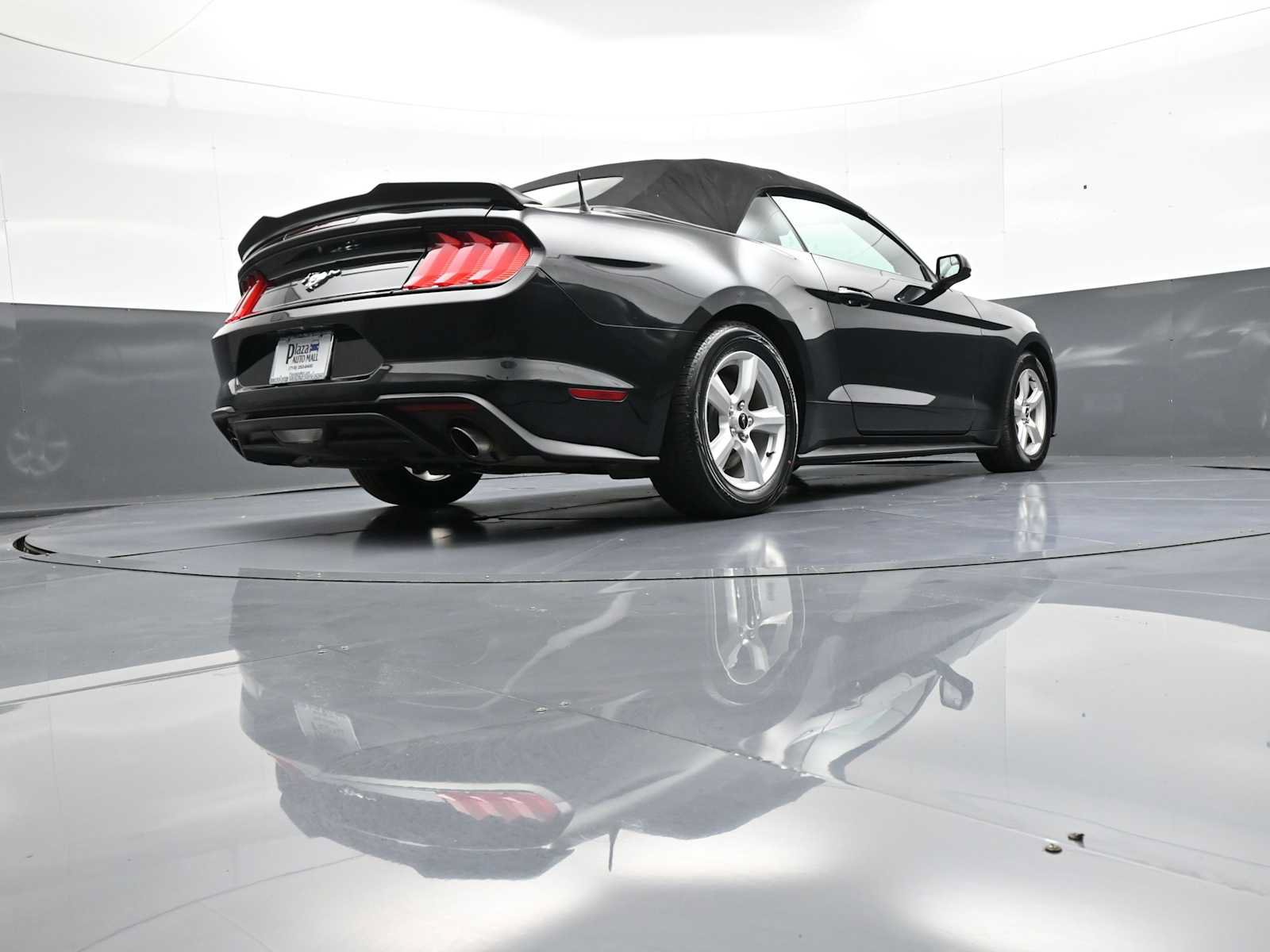 Used 2019 Ford Mustang Convertible RWD image 31