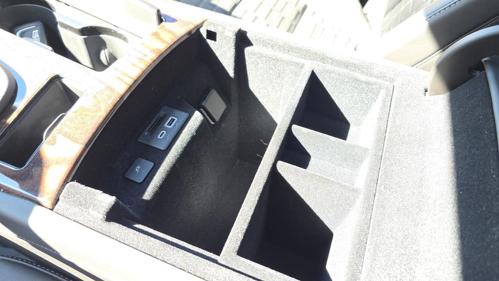 Certified 2022 Cadillac Escalade Sport Platinum w/ LPO, ONYX Package image 24