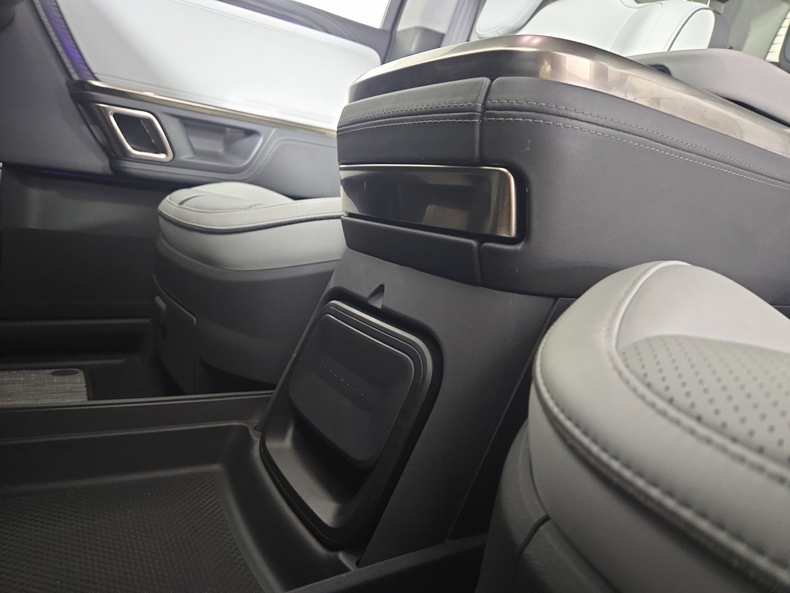 Used 2023 Rivian R1T Adventure AWD/4WD image 31