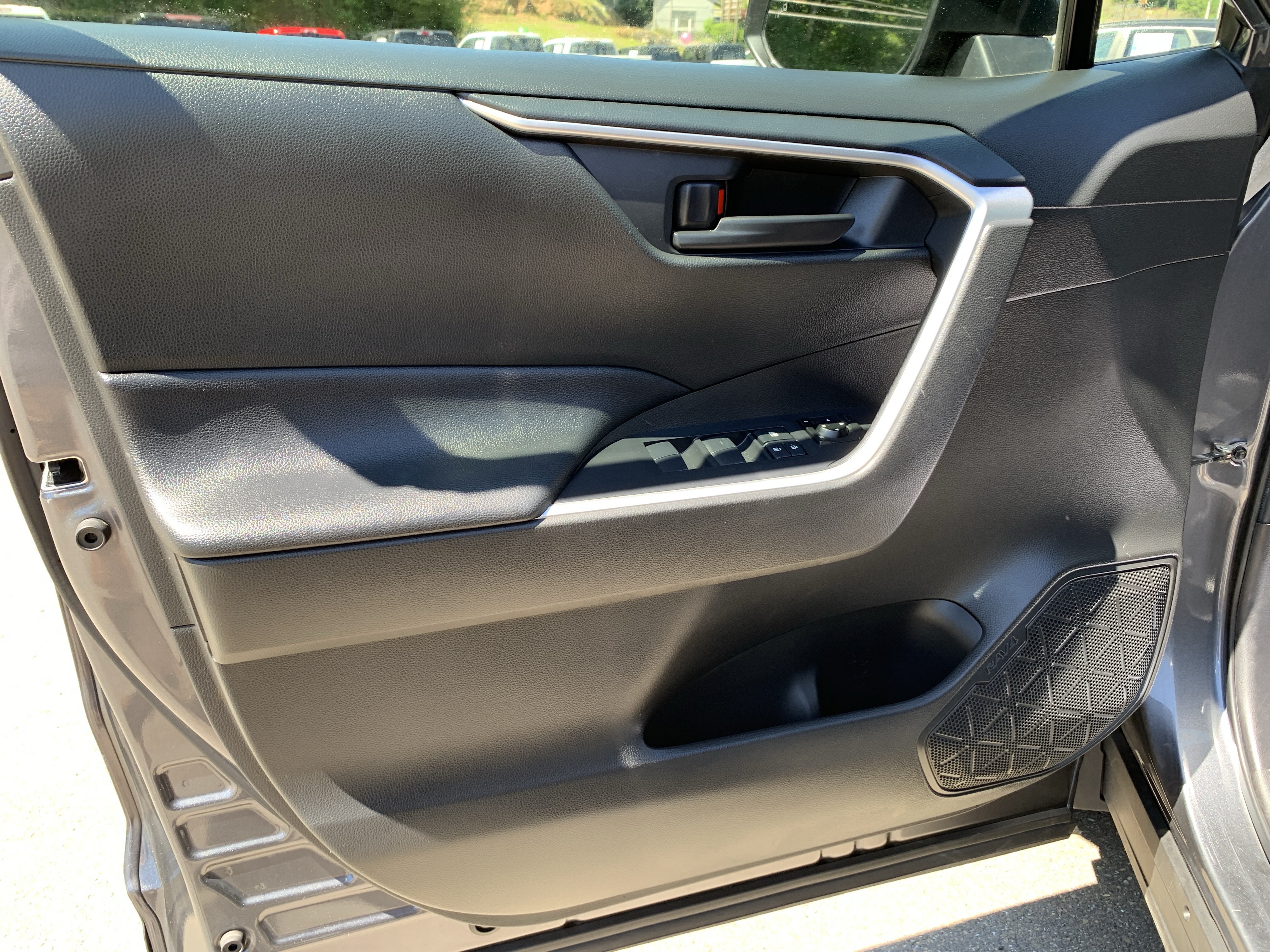 Used 2020 Toyota RAV4 LE w/ Carpet Mat Package AWD/4WD image 15