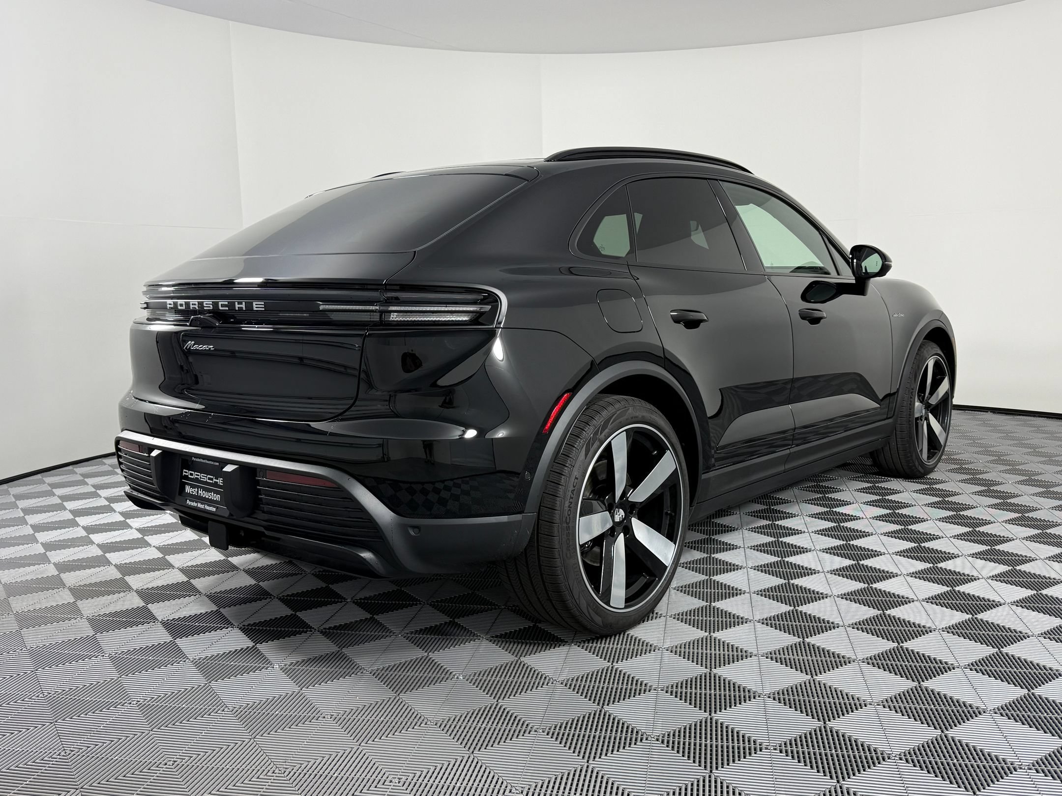Certified 2026 Porsche Macan Electric RWD image 9