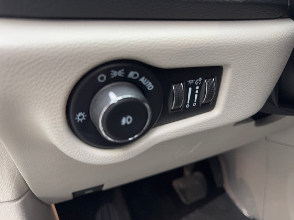 Used 2022 Chrysler Pacifica Limited FWD image 60