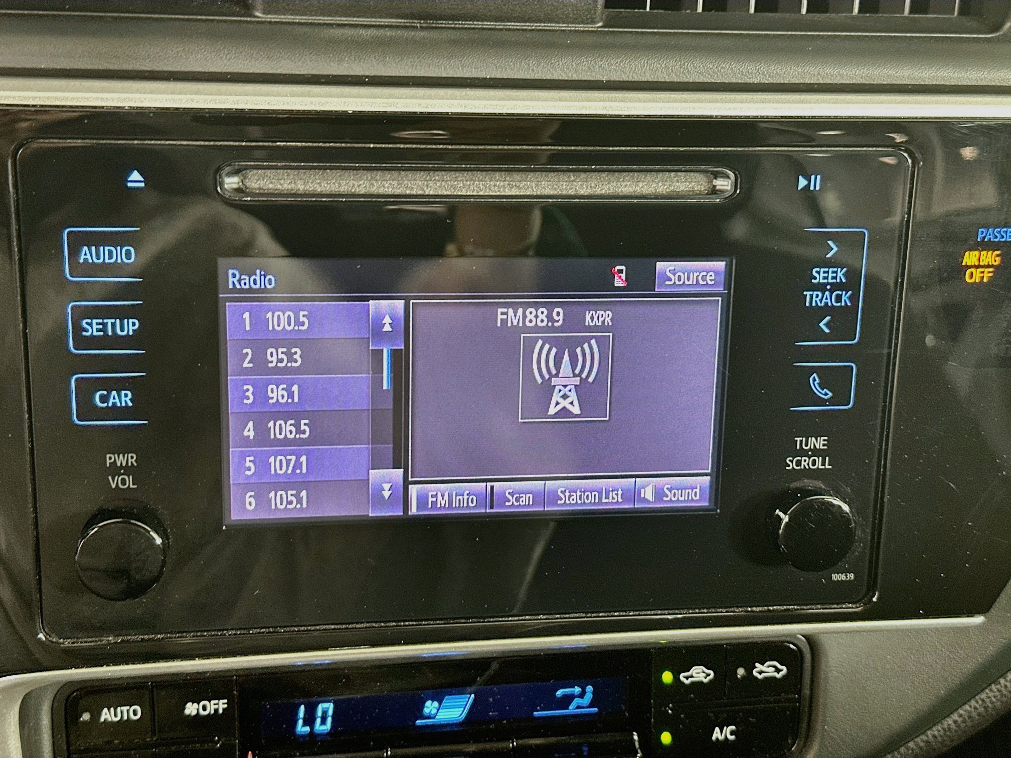 Used 2018 Toyota Corolla LE FWD image 19