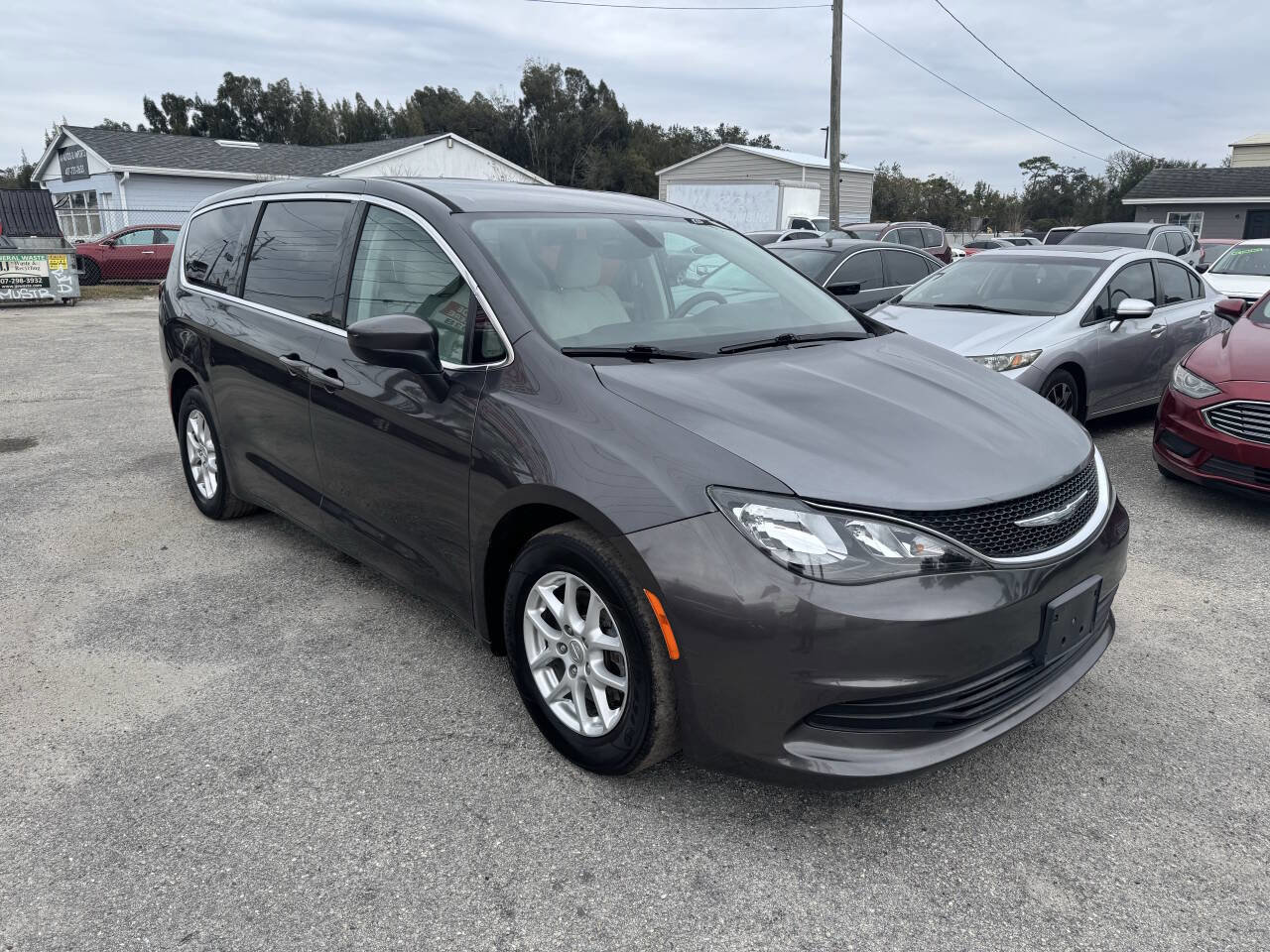 Used 2017 Chrysler Pacifica LX image 3