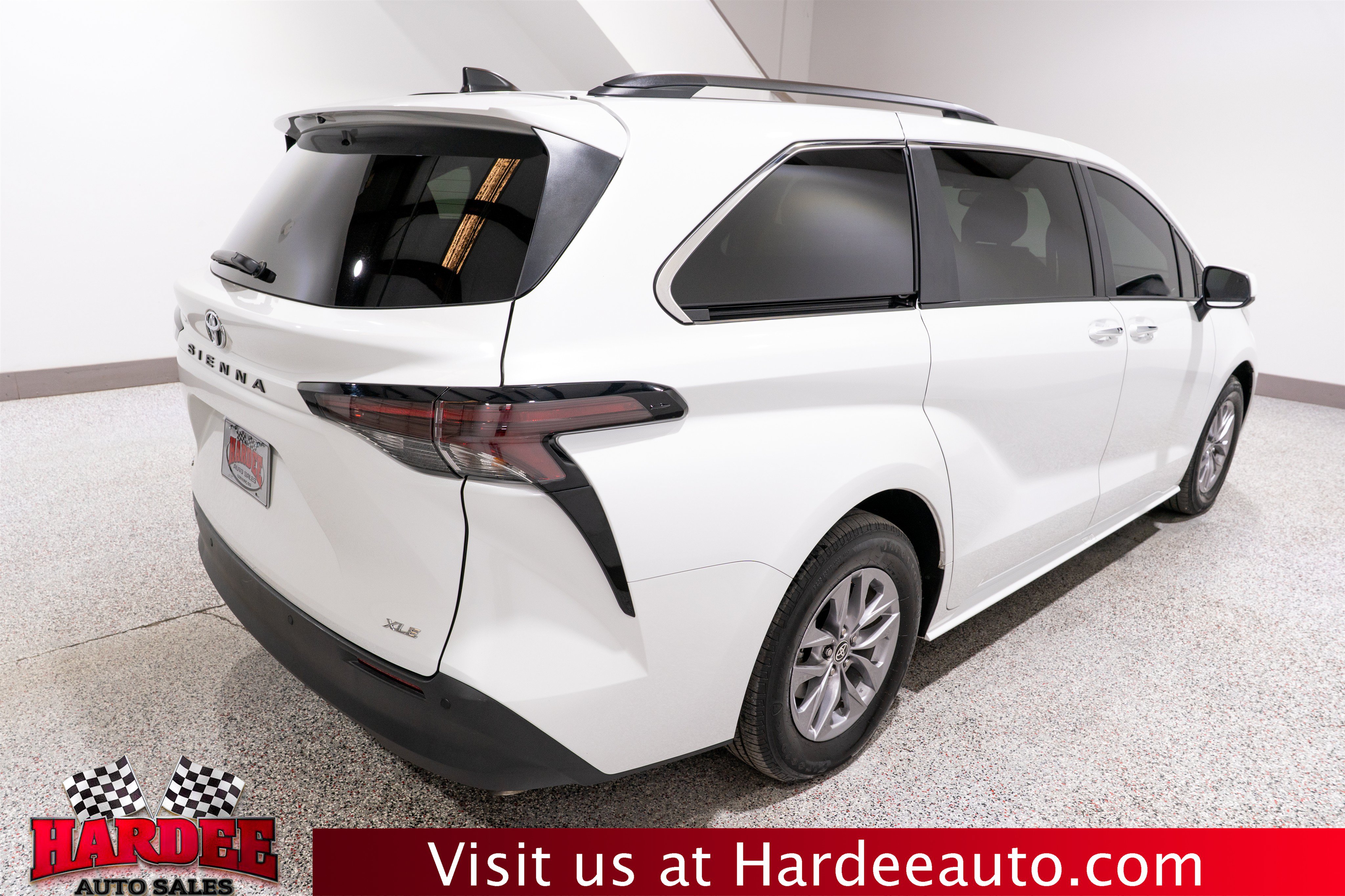 Used 2026 Toyota Sienna XLE FWD image 5