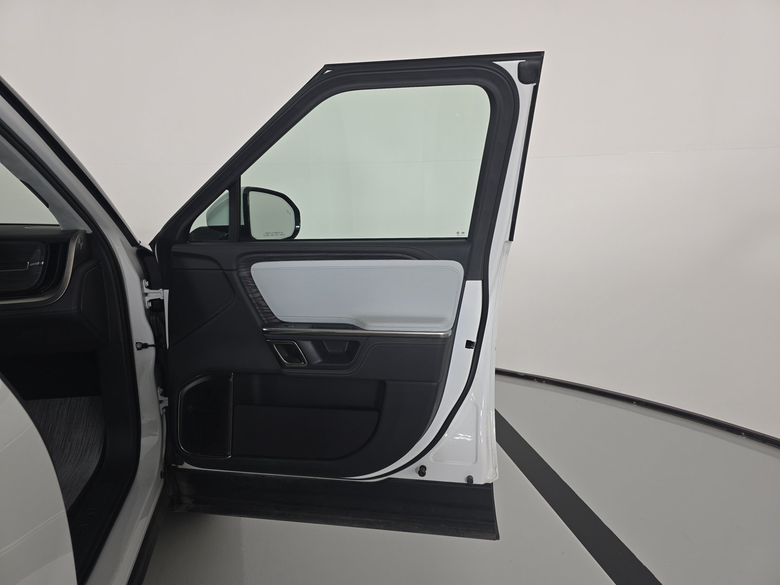 Used 2023 Rivian R1S Adventure AWD/4WD image 18