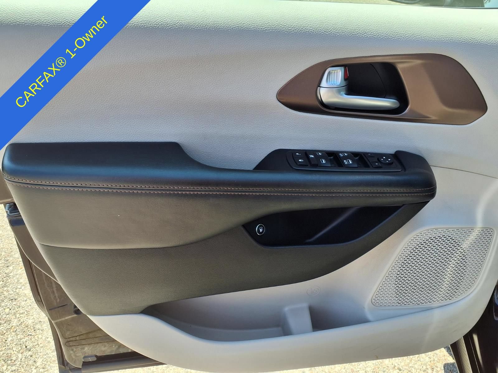 Used 2017 Chrysler Pacifica Premium FWD image 16