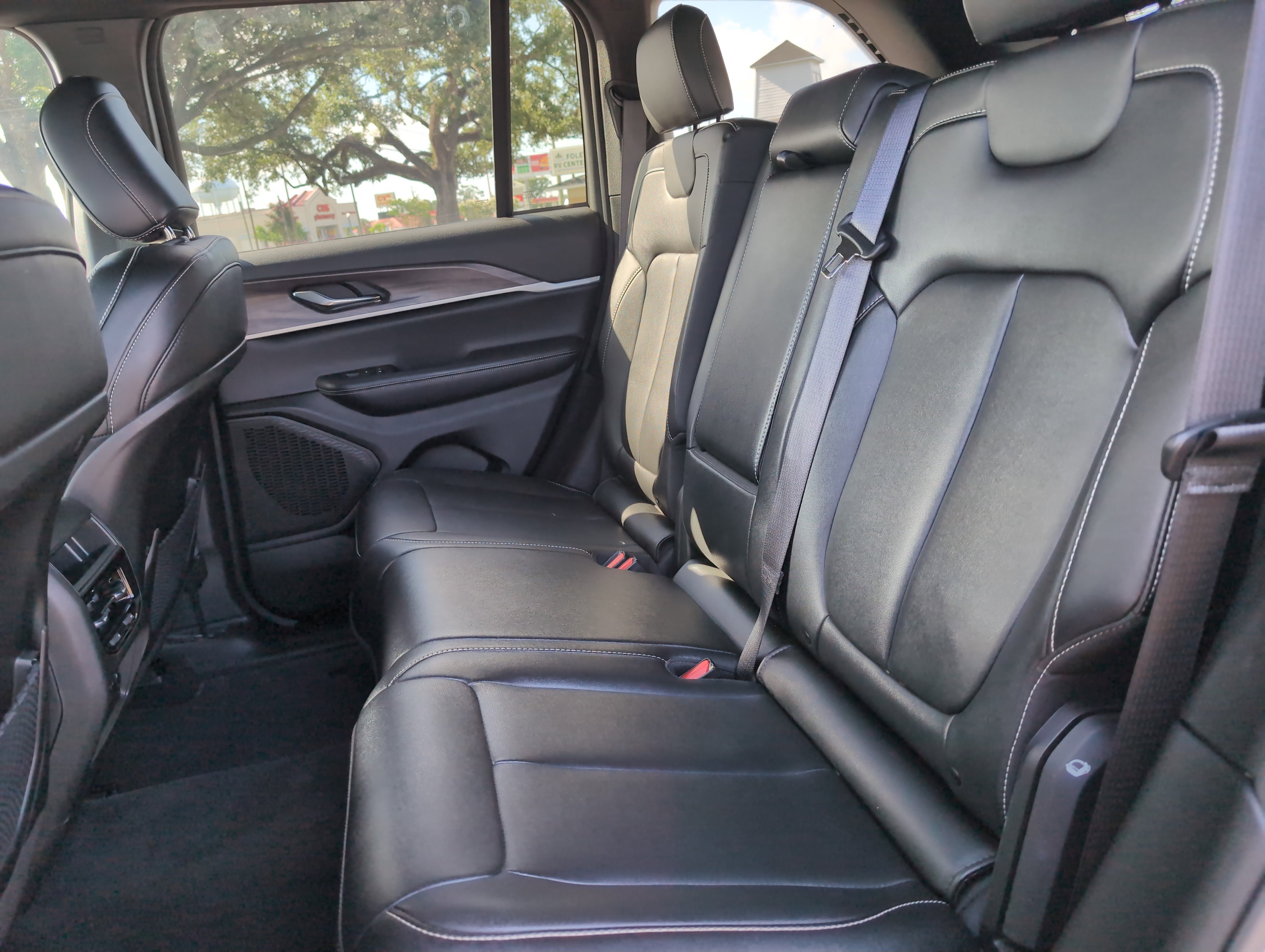 Used 2024 Jeep Grand Cherokee Limited w/ Black Appearance Package image 27