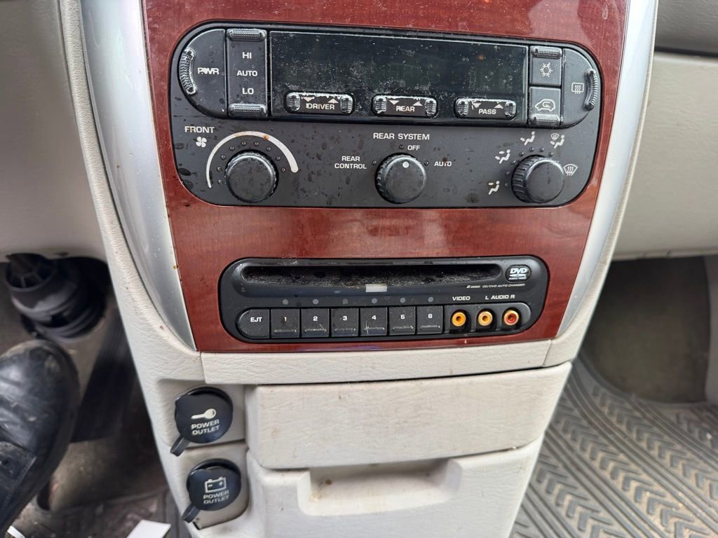 Used 2007 Chrysler Town & Country Limited FWD image 12