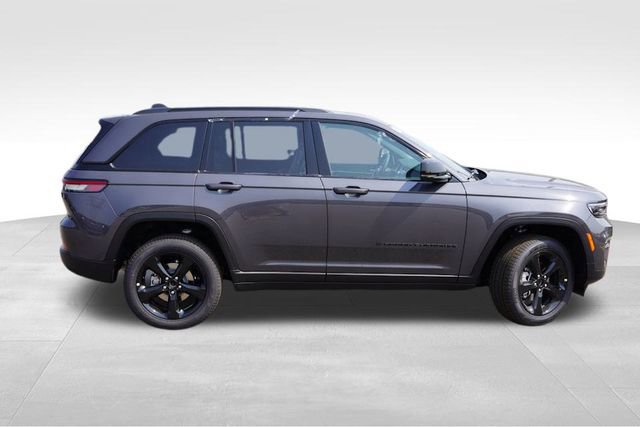 New 2025 Jeep Grand Cherokee Limited w/ Black Appearance Package image 2