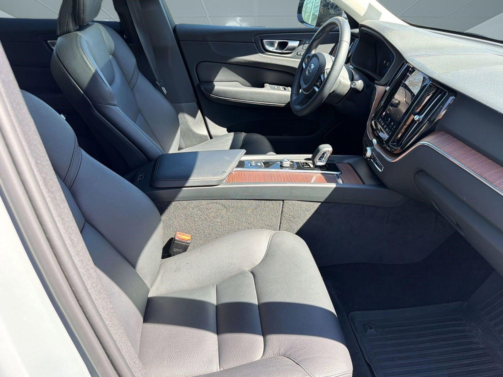 Certified 2024 Volvo XC60 B5 Plus w/ Climate Package image 29
