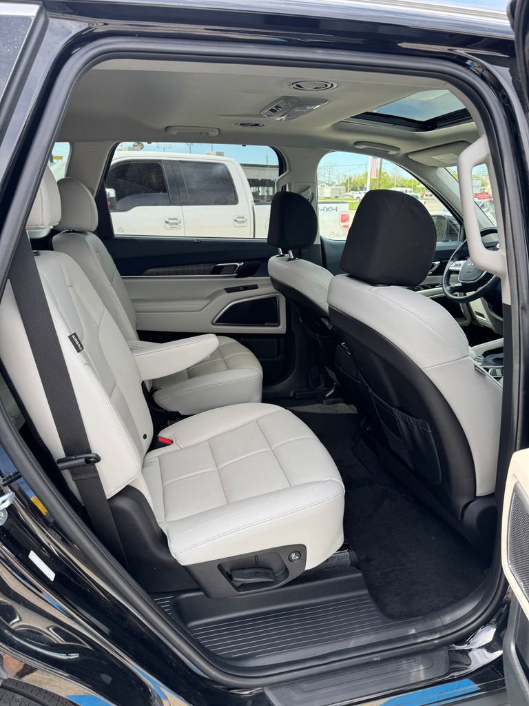 Used 2024 Kia Telluride EX w/ EX Captain's Chair Package image 18