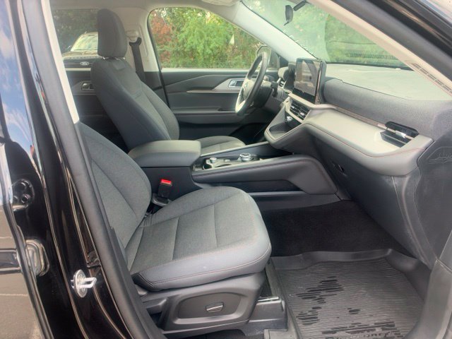 Used 2025 Ford Explorer Active AWD/4WD image 11
