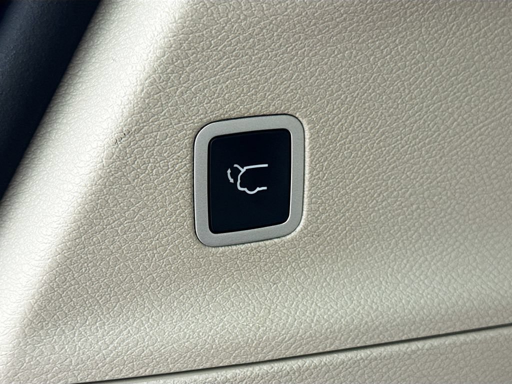 Used 2021 Chrysler Pacifica Touring-L w/ Premium & Safety Sphere Group FWD image 13