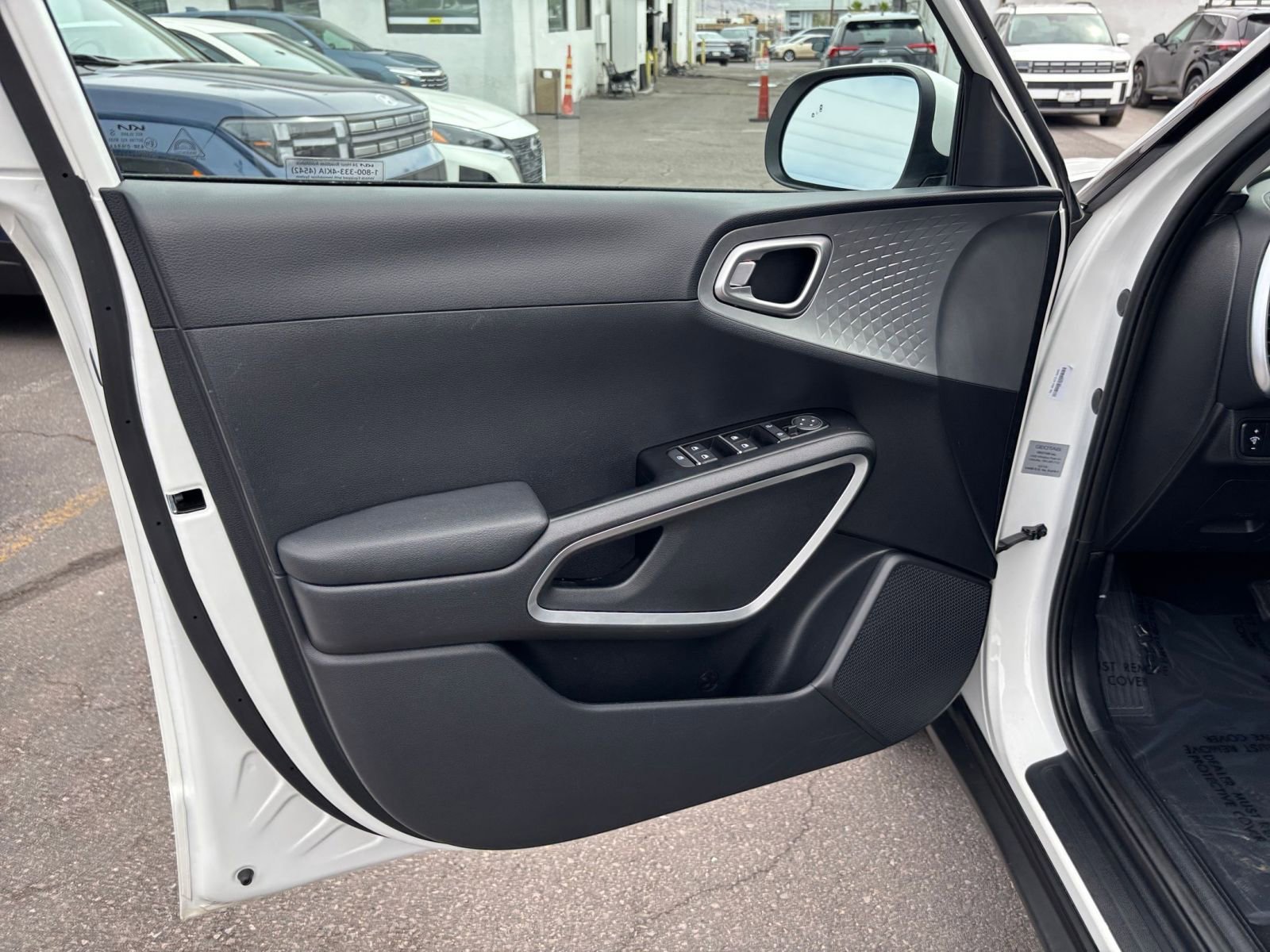 Used 2025 Kia Soul LX w/ LX Technology Package FWD image 18