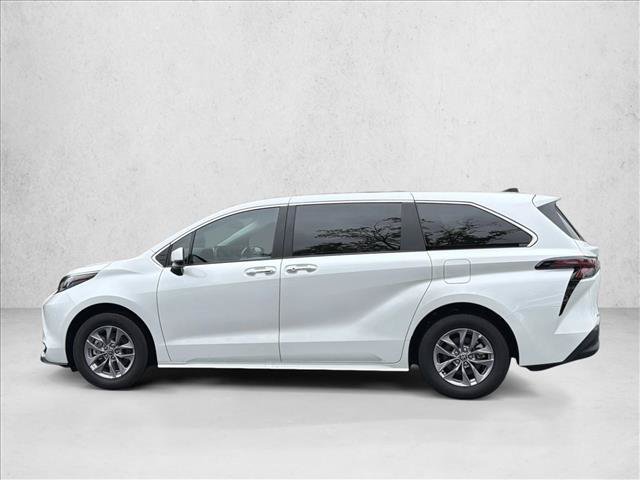 Used 2025 Toyota Sienna XLE AWD/4WD image 9