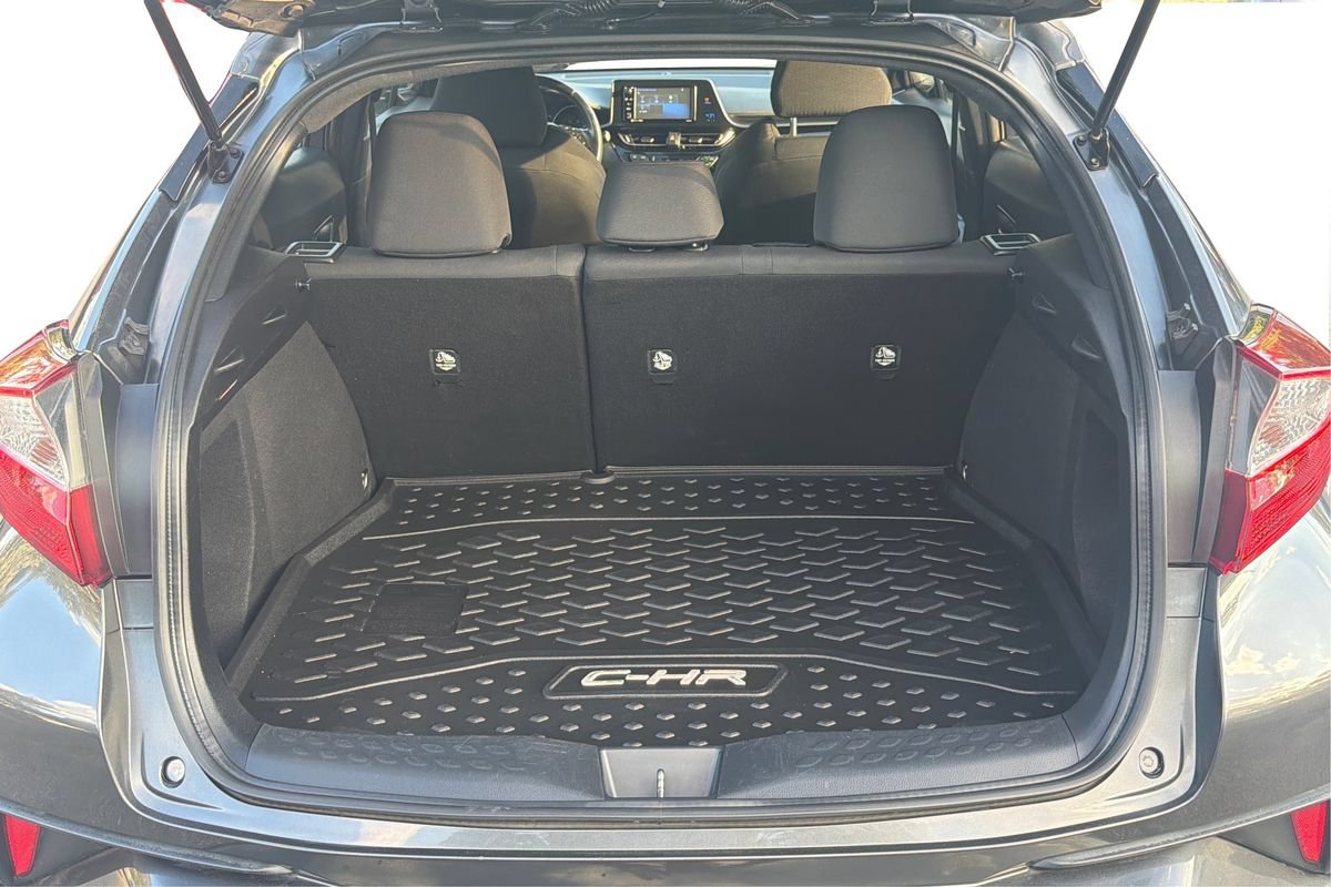 Used 2018 Toyota C-HR XLE FWD image 11