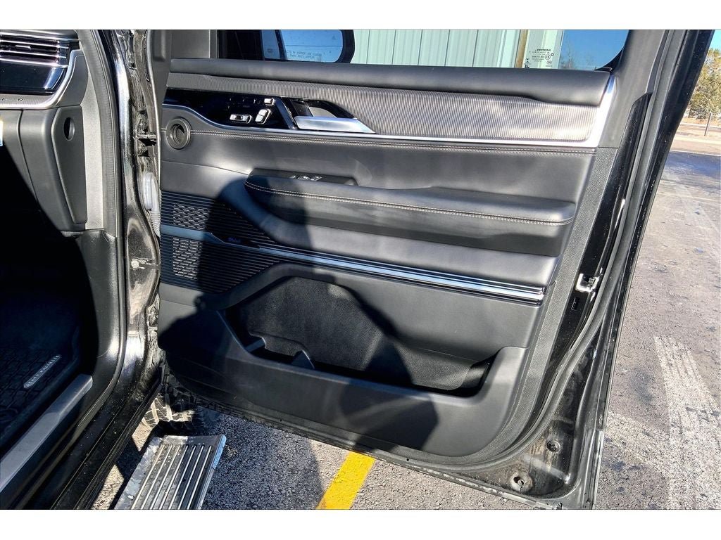 Used 2022 Jeep Grand Wagoneer Series II AWD/4WD image 25