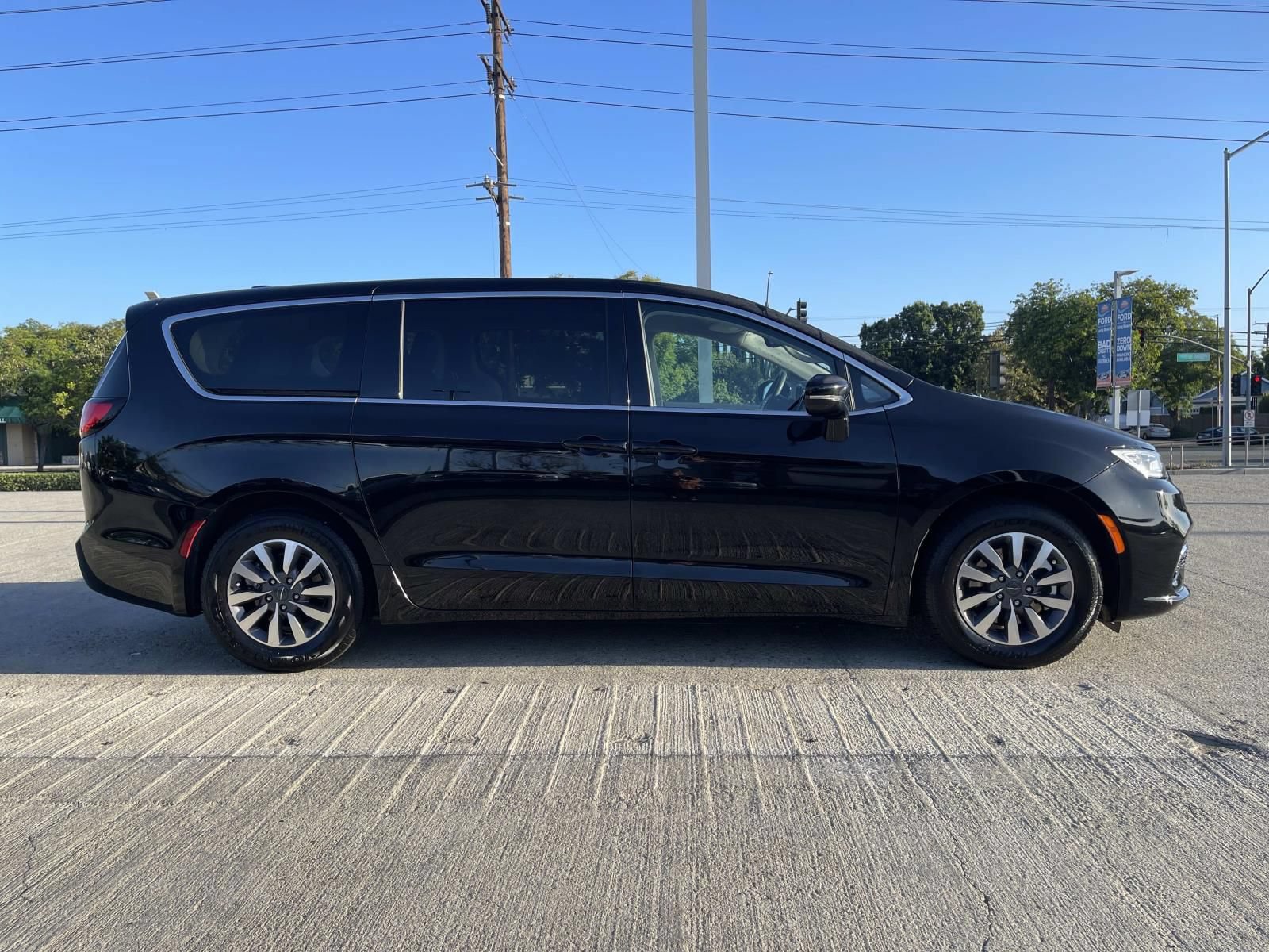Used 2024 Chrysler Pacifica Limited FWD image 2