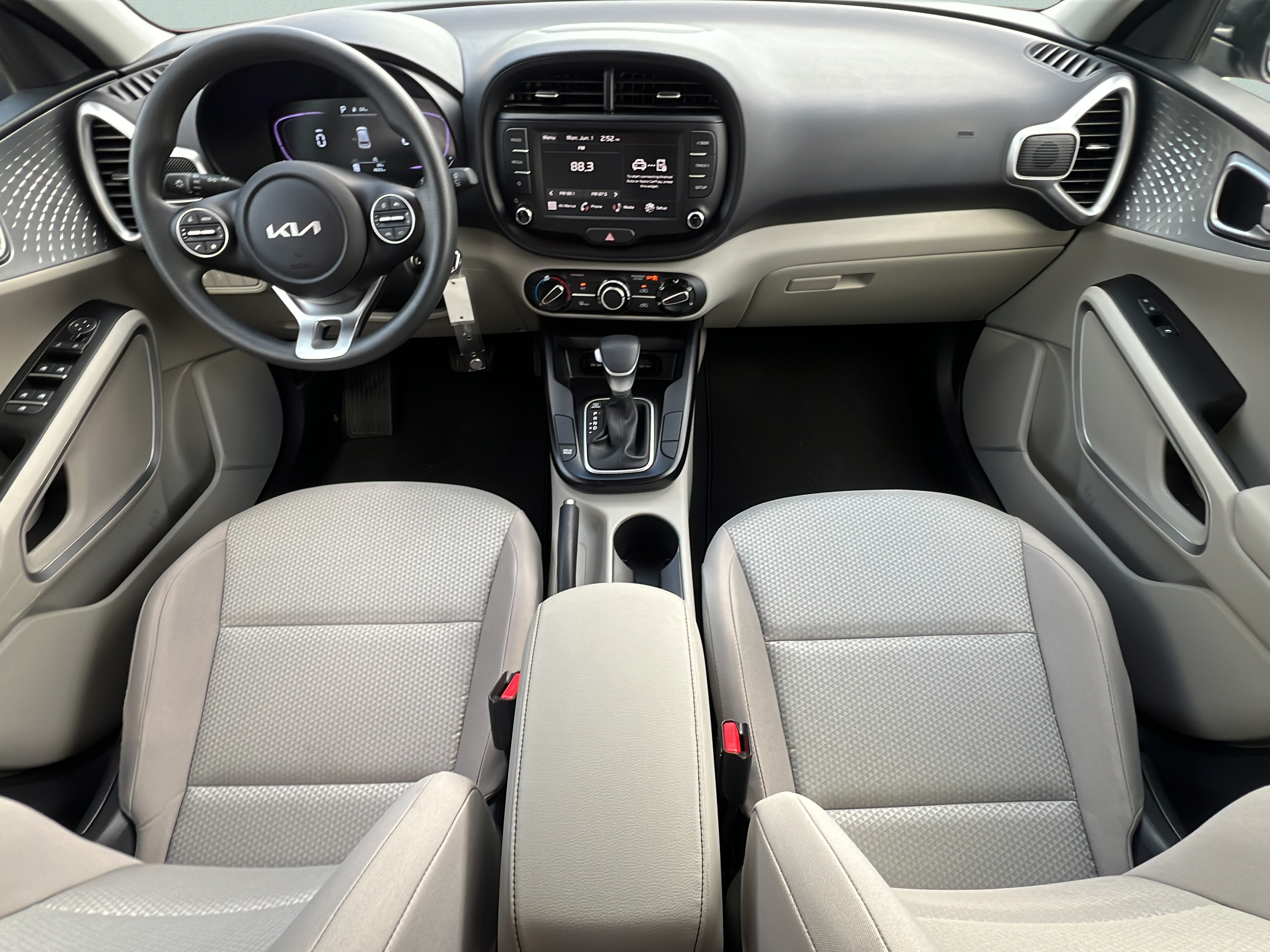 Certified 2025 Kia Soul LX w/ LX Technology Package FWD image 11