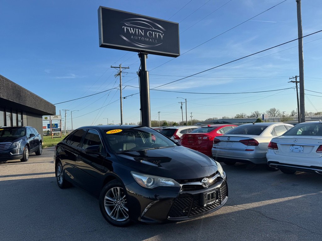 Used 2015 Toyota Camry SE w/ Moonroof Package FWD image 1