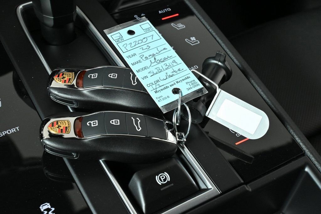 Certified 2025 Porsche Macan image 15
