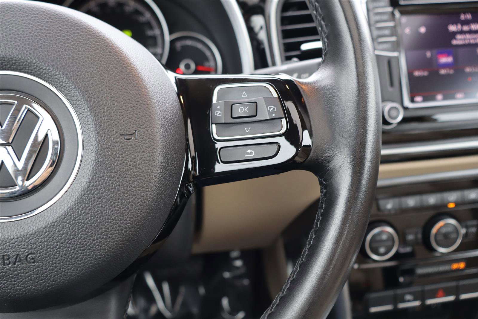 Used 2019 Volkswagen Beetle 2.0T SE w/ SE Premium Package image 19