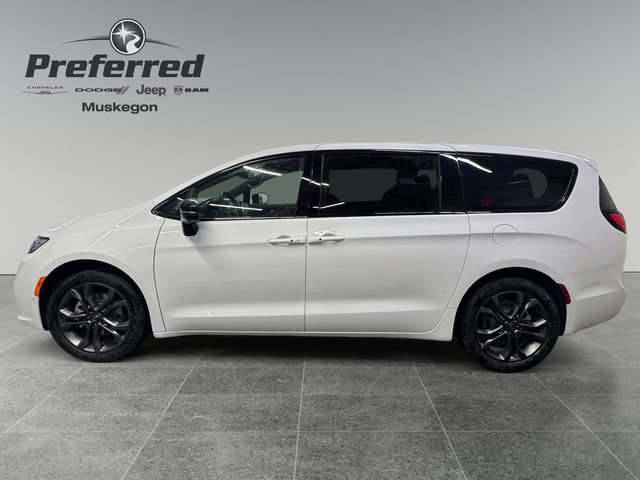 New 2026 Chrysler Pacifica Select image 8