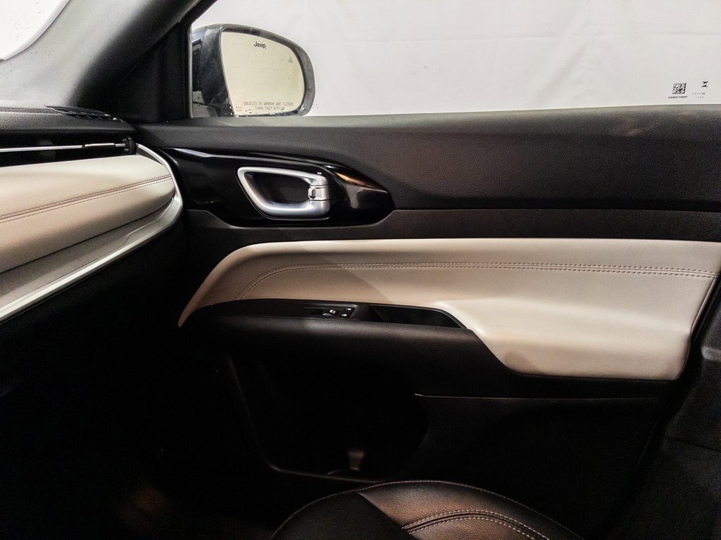 Used 2025 Jeep Compass Limited image 30