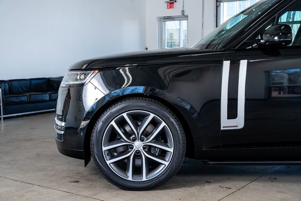 Used 2025 Land Rover Range Rover Autobiography image 9