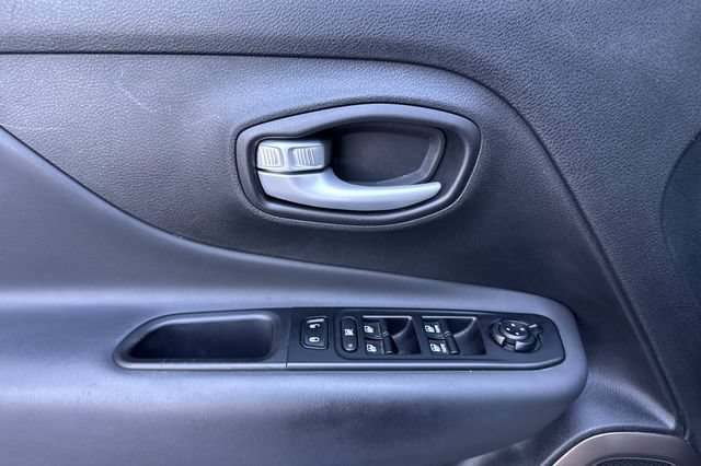 Used 2023 Jeep Renegade Latitude AWD/4WD image 11