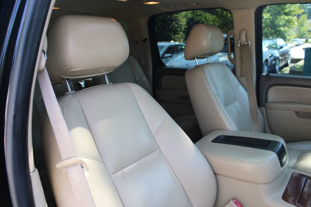 Used 2011 Chevrolet Suburban LTZ RWD image 17