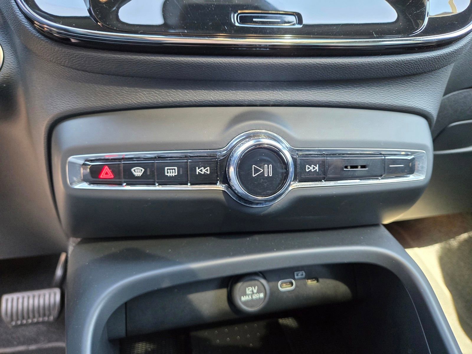 Certified 2025 Volvo XC40 B5 Core image 17