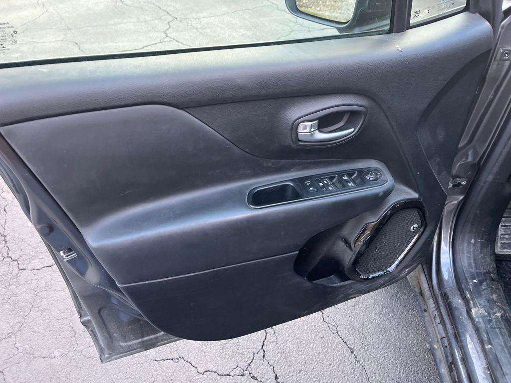 Used 2017 Jeep Renegade Altitude AWD/4WD image 18