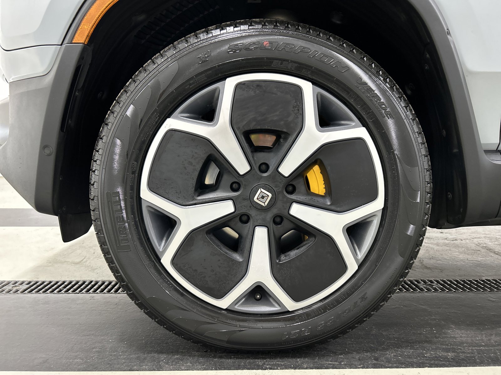 Used 2024 Rivian R1S Adventure AWD/4WD image 9
