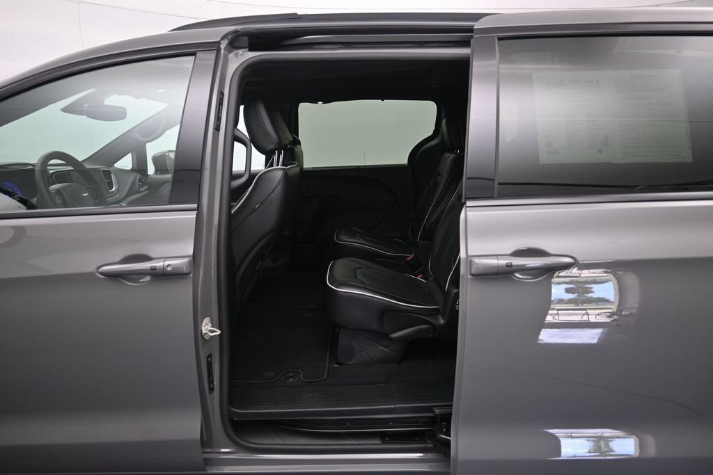 Used 2025 Chrysler Pacifica Limited FWD image 22