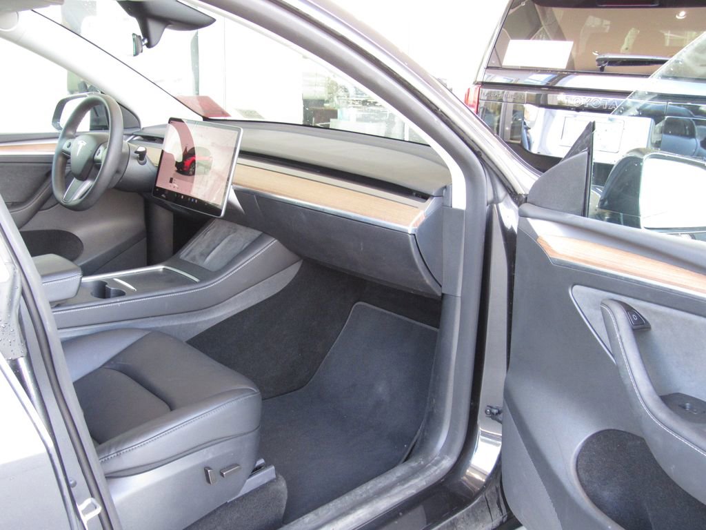 Used 2024 Tesla Model Y Long Range image 17