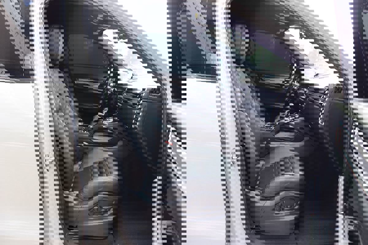 Used 2022 Porsche Cayenne Platinum Edition image 24