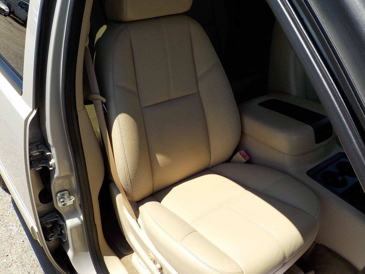 Used 2009 Chevrolet Suburban LT w/ Luxury Package RWD image 27