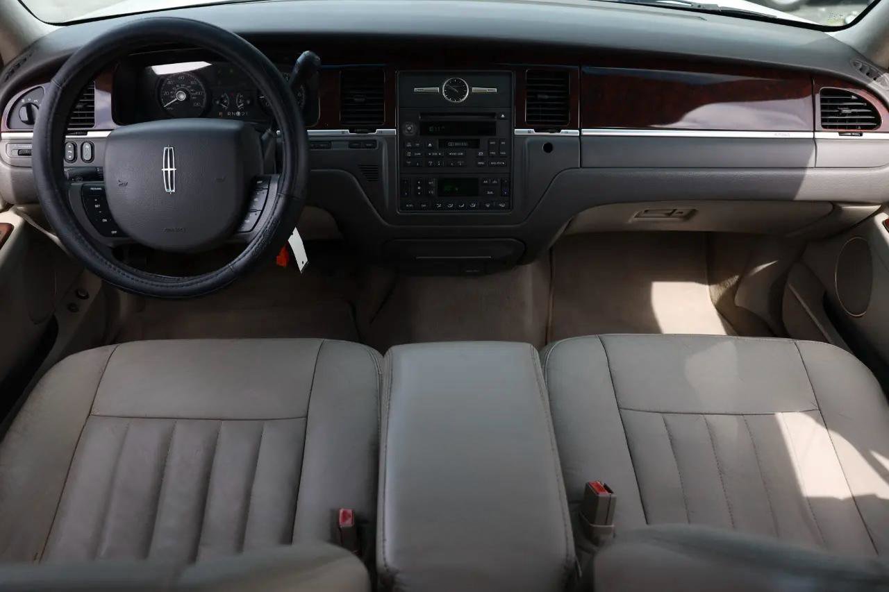 Used 2006 Lincoln Town Car Signature image 21