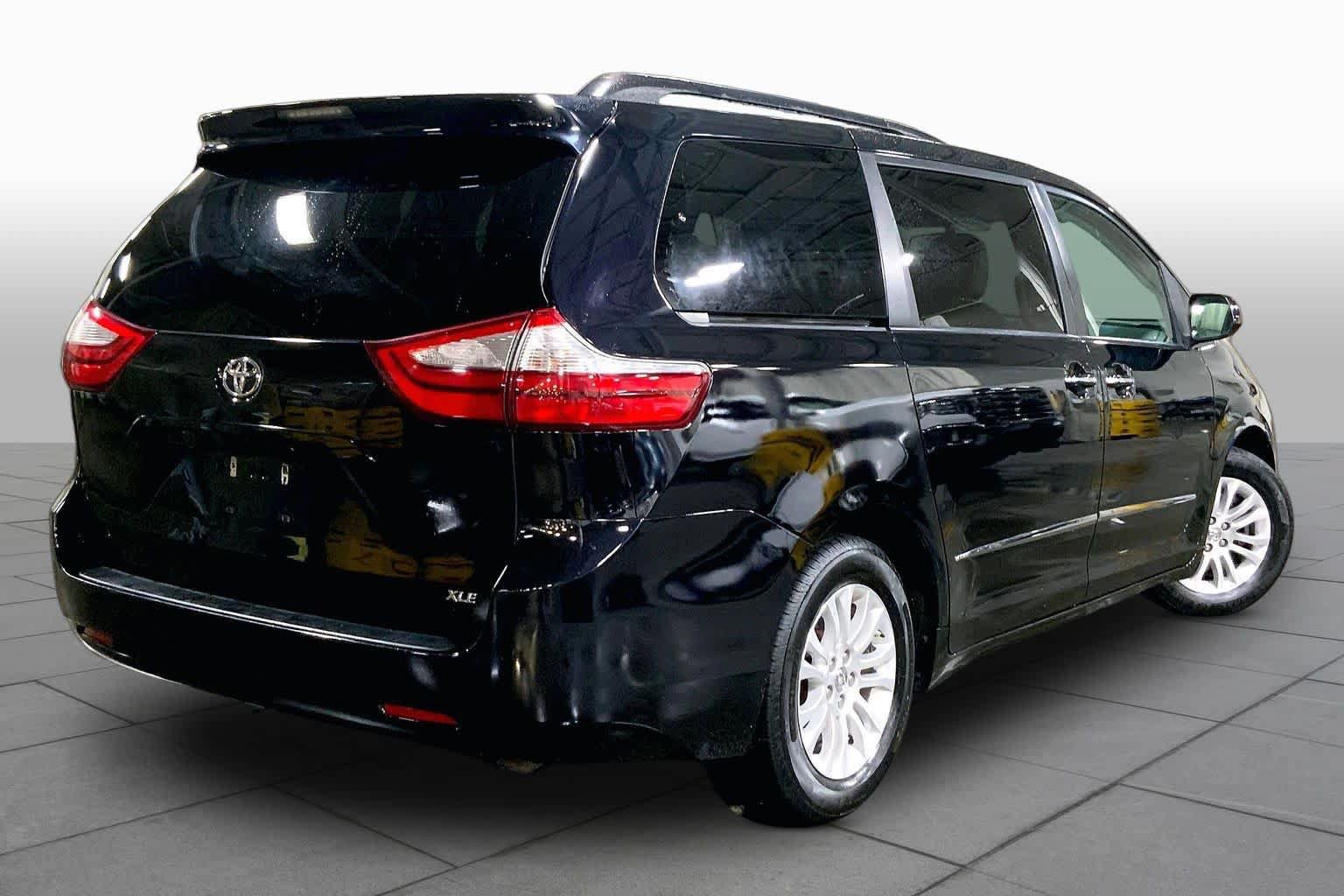 Used 2017 Toyota Sienna XLE FWD image 13