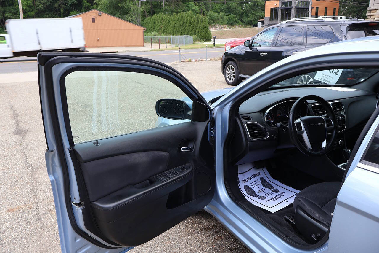 Used 2013 Chrysler 200 Touring FWD image 20