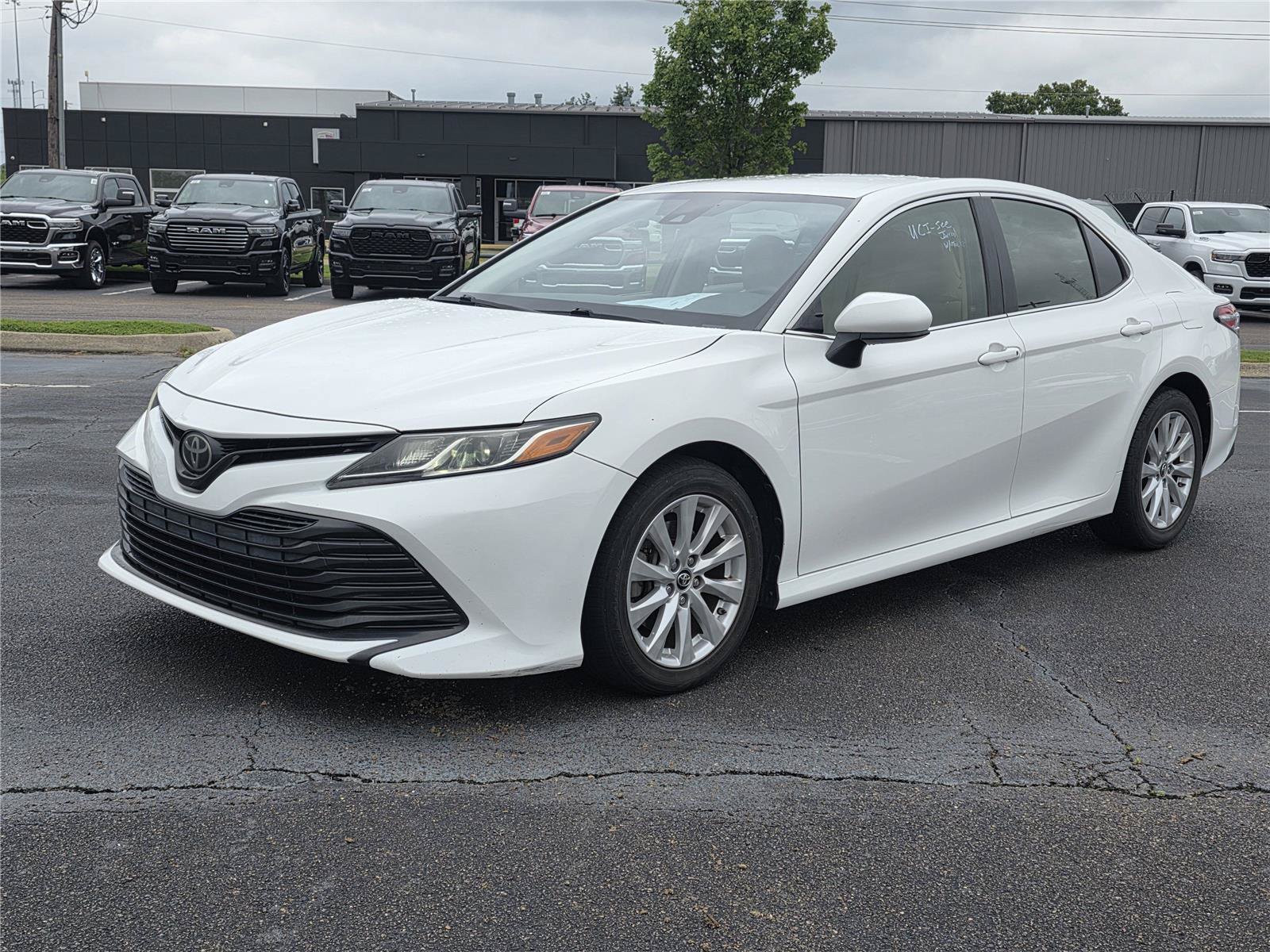 Used 2018 Toyota Camry LE FWD image 1